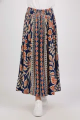 Falda larga de viscosa con estampado floral y geométrico en tonos azul, naranja y beige. Tiene cintura elastizada.