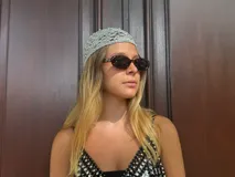 Gorro tipo bandana de crochet color gris, con apliques de perlas sintéticas.