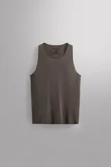 Musculosa deportiva color gris topo, confeccionada en tejido ligero y elástico con cuello redondo y sisas amplias.