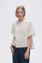 Blusa color coral con cuello redondo y mangas cortas con volados.