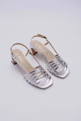 Sandalias negras de cuero con tiras finas entrecruzadas y taco geométrico.