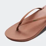 Ojotas Reef Cushion Slim color marrón con plantilla acolchada y tira delgada.