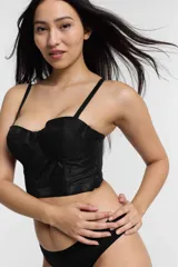 Bustier negro con breteles finos y copas con aro.