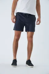 Short de baño azul marino con cintura elástica ajustable con cordón, dos bolsillos laterales y uno trasero.