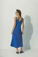 Vestido midi negro de lino con breteles finos y escote en V.