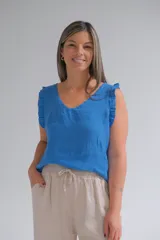 Musculosa azul francia de lino italiano, con escote en V y volados en las mangas.