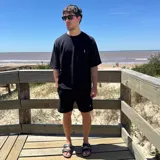 Remera blanca de tejido texturizado con cuello redondo y manga corta.