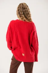 Buzo oversize rojo de tejido sintético con cuello redondo y manga larga.