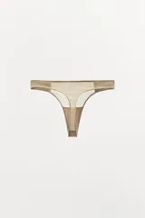 Tanga color visón con cintura elástica fina y detalle de combinación de tejidos a tono y tejido plisado.