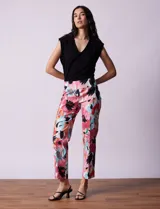 Pantalón recto de gabardina elastizada con estampado floral multicolor. Pretina ancha elastizada. Marca Zac & Rachel.