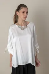 Blusa italiana holgada de color negro con cuello redondo y mangas 3/4 con detalle de lazos.