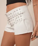 Micro short de cuero sintético color borgoña, con múltiples cinturones con hebillas metálicas y ojales.