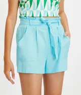Short negro de lino y viscosa, con cintura elástica, cinturón tipo faja y bolsillos delanteros.