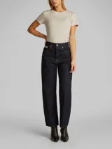 Remera color beige de corte slim, cuello redondo y mangas cortas. Logo de Calvin Klein en relieve estampado en el pecho.