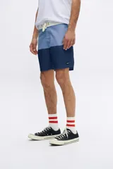 Shorts de baño con diseño color block en celeste y azul marino, con cintura elástica y cordón ajustable.