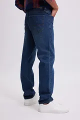 Pantalón de jean clásico de hombre, color azul oscuro, corte recto.