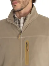 Campera polar RKF Glasgow color beige, con cuello alto, cierre frontal completo y tres bolsillos con cierre. Confeccionada con poliéster reciclado.
