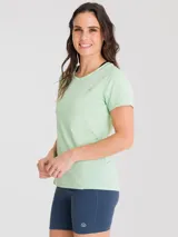 Remera deportiva color verde claro, de manga corta y cuello redondo.