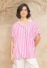 Camisa amplia de manga corta con rayas verticales rosas y blancas, con cuello clásico y ribete rojo en cuello y mangas.
