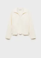 Sweater blanco de punto fino con cuello polo y escote en V.
