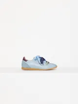 Zapatillas bajas celestes de cuero, con detalles en gamuza azul y marrón. Cierre con cordones bicolores y charm colgante con el logo de la marca.