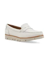 Mocasín dorado de cuero con textura tipo cocodrilo y suela de goma ultraliviana.