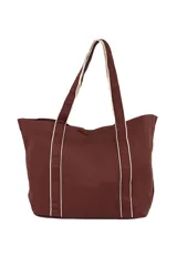 Bolso tipo tote marrón con detalles en color crema en las asas, los bordes y el bolsillo frontal.