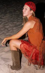 Chaleco marrón de cuero con diseño tribal, sin mangas y con flecos.