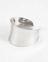 Pulsera rígida plateada, tipo brazalete ancho, con forma curva y terminaciones redondeadas.