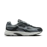 Championes Nike Initiator de hombre, color negro con detalles en gris y blanco.