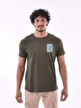 Remera verde militar de corte regular con estampado de flor celeste en el pecho.