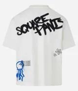 Remera masculina modelo boxy de algodón grueso, color blanco, con cuello redondo, mangas cortas y estampa de Bob Esponja con efecto grafiti. 