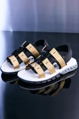 Sandalias Kenner Rakka con tiras de tela color beige y ajuste con cordón elástico. Suela blanca con detalles negros.