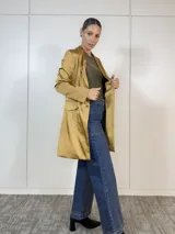 Blazer beige de poliéster con corte entallado, terminaciones impecables, bolsillos funcionales y forro interior suave.