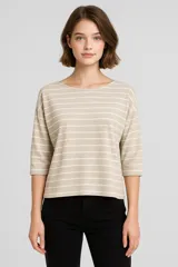 Remera color beige con rayas horizontales blancas, escote redondo y mangas 3/4.