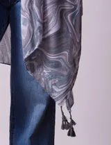 Kimono tejido con estampado abstracto en tonos grises y blancos, con mangas cortas y terminación de ruedo con borlas negras.
