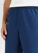 Short de baño color verde petróleo con cintura elástica.