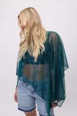 Poncho de gasa color celeste, de talle único.