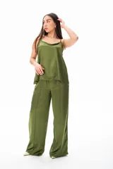 Musculosa verde oliva de viscosa con breteles finos y escote sutil.