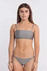 Bombacha de bikini vedetina color gris, con tiras finas laterales ajustables con argollas metálicas.