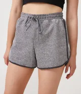 Short corto gris con textura de hilo metalizado, cintura elástica con cordón ajustable y detalles laterales en negro.