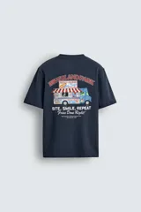 Camiseta azul marino de corte relaxed fit, cuello redondo y manga corta. Presenta un estampado de un plato de papas fritas con texto en el frente y un parche con logo en el ruedo.