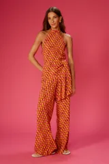 Blusa sin mangas de diseño halter y estampado de corazones en tonos rosados y amarillos.