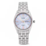 Reloj Casio para mujer con caja y correa de acero inoxidable plateado. Esfera azul con agujas plateadas y ventana de fecha a las 3 en punto. Resistente al agua hasta 50 metros.