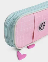 Cartuchera rectangular de tela color rosa claro con estampado de cuadrícula blanca, cierre superior con cremallera celeste y tiradores de silicona rosa en forma de corazón.