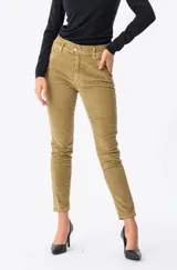 Pantalón de pana color beige, de corte ajustado y tiro alto.