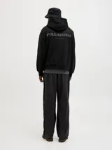 Buzo canguro negro con capucha, mangas largas ranglán, puños de canalé, bolsillo delantero y estampado en la espalda.