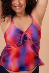 Camiseta tankini estampada con nudo en el escote y breteles regulables. No incluye la parte de abajo. Confeccionada con tela que contiene fibra LYCRA® XTRA LIFE™.