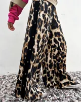 Pantalón palazo con estampado de leopardo en tonos marrón y negro, con botones a presión en los laterales.