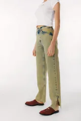 Pantalón de jean celeste de corte recto con aberturas en el ruedo.